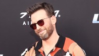 Jam tangan dan kaca mata hitam dipilih Chris Evans sebagai aksesori. Sementara, buat bawahan dia memilih mengenakan celana hitam. (Foto: Getty Images for Disney/Jesse Grant)