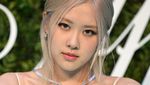Pose Menara Miring Pisa ala Rose BLACKPINK