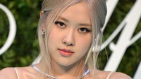 Dengan perhiasan dari Tiffany & Co. dan tatanan rambut simpel, Rosé BLACKPINK terlihat memukau. (Foto: Getty Images/Karwai Tang)  