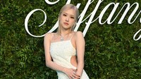Dress tersebut terbuka di bagian sisi kiri, kanan, dan atas sehingga mengekspos sebagian tubuh Rosé BLACKPINK.(Foto: Getty Images/Karwai Tang) 