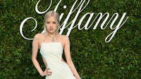 Di atas karpet biru, Rosé BLACKPINK beberapa kali terlihat menampilkan pose miring ke kanan. (Foto: Getty Images/Karwai Tang) 
