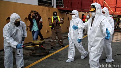 Mentan Yasin Limpo Berbaju Hazmat Saat Tinjau Sapi di Tanjung Priok