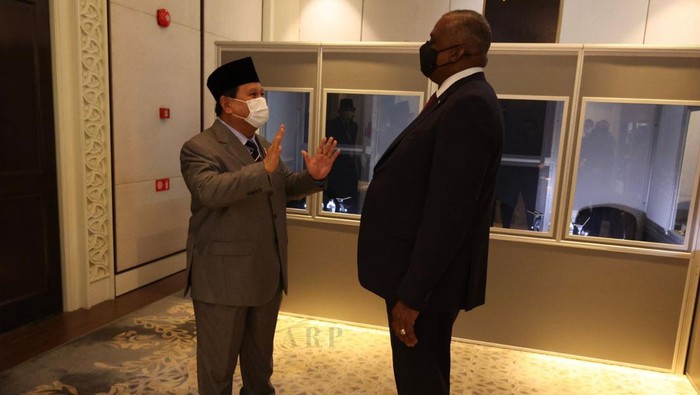 Menteri Pertahanan (Menhan) RI Prabowo Subianto bercengkrama dengan Menhan Amerika Serikat Lloyd James Austin III saat mereka berada di Singapura. Keduanya saling menyapa saat bertemu di Dutch Pavillion Hotel Shangri-La Singapura.