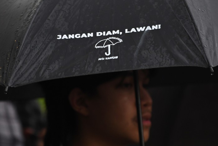 Aktivis Jaringan Solidaritas Korban untuk Keadilan (JSKK) Sumarsih melakukan Aksi Kamisan Ke-730 di depan Istana Merdeka, Jakarta, Kamis (9/6/2022). Aksi tersebut meminta Presiden Joko Widodo memegang teguh komitmen untuk menyelesaikan sejumlah kasus pelanggaran HAM berat masa lalu, termasuk kasus pelanggaran HAM di Wasior, Papua yang terjadi pada 13 Juni 2001. ANTARA FOTO/Aditya Pradana Putra/rwa.
