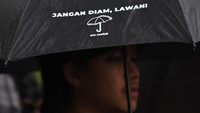Tak sendirian, Sumarsih juga didampingi keluarga korban kasus HAM berat lain hingga aktivis dan simpatisan. Aksi yang semula digelar di seberang Istana Merdeka, Jakarta Pusat, belakangan mulai menjalar ke sejumlah daerah.