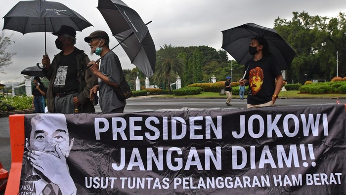 Aksi Kamisan Ke-730, Masih Berdiri Tegak di Seberang Istana Aktivis Jaringan Solidaritas Korban untuk Keadilan (JSKK) Sumarsih melakukan Aksi Kamisan Ke-730 di depan Istana Merdeka, Jakarta, Kamis (9/6/2022). Aksi tersebut meminta Presiden Joko Widodo memegang teguh komitmen untuk menyelesaikan sejumlah kasus pelanggaran HAM berat masa lalu, termasuk kasus pelanggaran HAM di Wasior, Papua yang terjadi pada 13 Juni 2001. ANTARA FOTO/Aditya Pradana Putra/rwa.