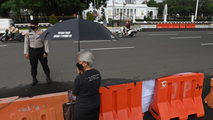 Aksi Kamisan Ke-730, Masih Berdiri Tegak di Seberang Istana Aktivis Jaringan Solidaritas Korban untuk Keadilan (JSKK) Sumarsih melakukan Aksi Kamisan Ke-730 di depan Istana Merdeka, Jakarta, Kamis (9/6/2022). Aksi tersebut meminta Presiden Joko Widodo memegang teguh komitmen untuk menyelesaikan sejumlah kasus pelanggaran HAM berat masa lalu, termasuk kasus pelanggaran HAM di Wasior, Papua yang terjadi pada 13 Juni 2001. ANTARA FOTO/Aditya Pradana Putra/rwa.