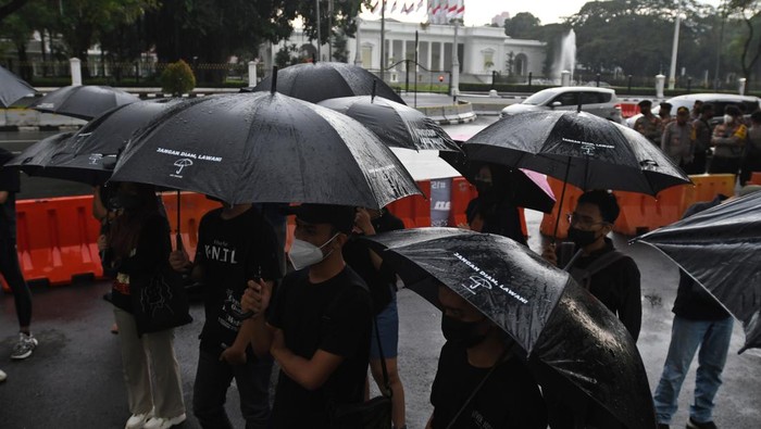 Aksi Kamisan Ke-730, Masih Berdiri Tegak di Seberang Istana Aktivis Jaringan Solidaritas Korban untuk Keadilan (JSKK) Sumarsih melakukan Aksi Kamisan Ke-730 di depan Istana Merdeka, Jakarta, Kamis (9/6/2022). Aksi tersebut meminta Presiden Joko Widodo memegang teguh komitmen untuk menyelesaikan sejumlah kasus pelanggaran HAM berat masa lalu, termasuk kasus pelanggaran HAM di Wasior, Papua yang terjadi pada 13 Juni 2001. ANTARA FOTO/Aditya Pradana Putra/rwa.