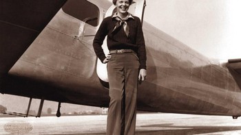 Amelia Earhart: Wanita pertama yang terbang sendirian melintasi Samudera Atlantik ini berakhir misterius ketika dia mencoba keliling dunia. Di 1 Juni 1937, Amelia Earhart dan navigatornya Fred Noonan memulai perjalanan dari Miami. Pada 2 Juli, mereka menuju Pulau Howland di Pasifik, namun tak pernah sampai. Salah satu transmisi radio terakhir adalah tentang bahan bakar rendah. Kemungkinan besar Earhart dan Noonan jatuh dan tenggelam di suatu tempat di lautan, dan tak pernah ditemukan. Beberapa orang percaya mereka mendarat darurat di Pulau Gardner, ditangkap Jepang, dan bahwa mereka selamat dan hidup dengan identitas berbeda. Foto: Amelia Earhart (The Paragon Agency/AFP/File)