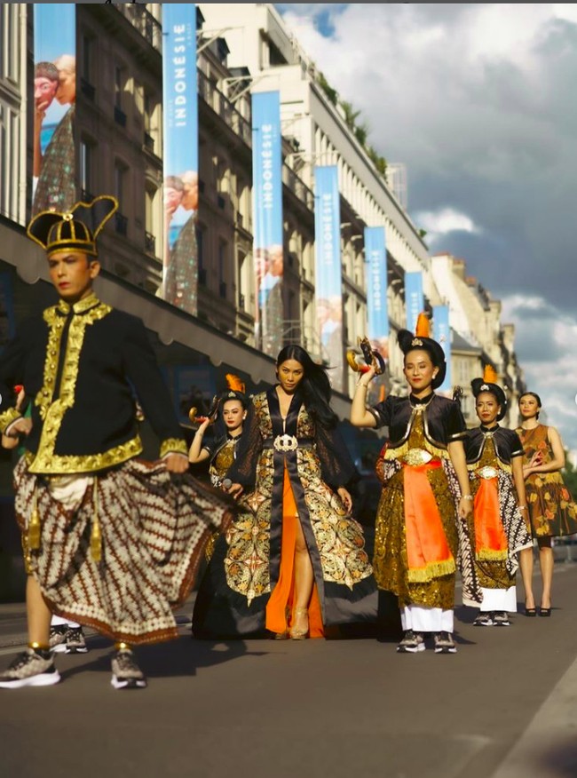 Anggun C. Sasmi ikut ambil bagian di Java in Paris, sebuah kegiatan yang secara khusus mempromosikan produk-produk buatan UMKM Solo. Disaksikan secara langsung oleh Walikota Surakarta Gibran Rakabuming Raka dan Selvi Ananda, Anggun unjuk kebolehan menyinden di jalanan Paris. (Foto: Instagram/@Joshosuna)