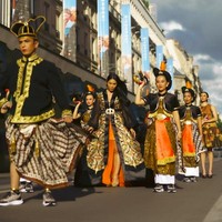 Anggun C. Sasmi ikut ambil bagian di Java in Paris, sebuah kegiatan yang secara khusus mempromosikan produk-produk buatan UMKM Solo. Disaksikan secara langsung oleh Walikota Surakarta Gibran Rakabuming Raka dan Selvi Ananda, Anggun unjuk kebolehan menyinden di jalanan Paris. (Foto: Instagram/@Joshosuna)