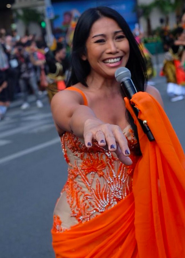 Gaun pendek tersebut hadir dalam siluet yang memeluk tubuh sehingga sukses memancarkan aura seksi Anggun. Bagian bodice dihiasi detail beading yang memukau. Ditambah lagi kain yang menjuntai dari bagian bahu dan pinggang sehingga menambah efek dramatis pada penampilan perempuan 48 tahun itu. (Foto: Instagram/byansoe)