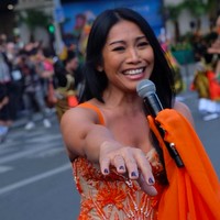 Gaun pendek tersebut hadir dalam siluet yang memeluk tubuh sehingga sukses memancarkan aura seksi Anggun. Bagian bodice dihiasi detail beading yang memukau. Ditambah lagi kain yang menjuntai dari bagian bahu dan pinggang sehingga menambah efek dramatis pada penampilan perempuan 48 tahun itu. (Foto: Instagram/byansoe)