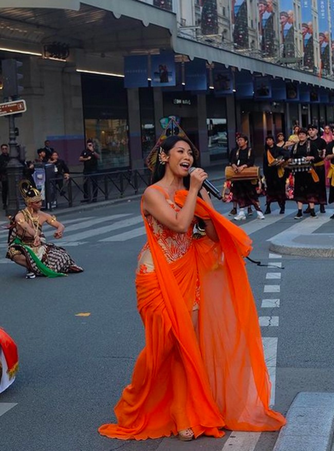 Kimono Anggun ini rupanya membungkus gaun berwarna oranye terang yang juga dirancang secara khusus oleh Ansoe. @anggun_cipta in AnSoe @byansoe custom made beaded orange attire with Amazing accessories from @noma_id, tulis AnSoe di Instagram. (Foto: Instagram/byansoe)