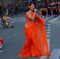 Kimono Anggun ini rupanya membungkus gaun berwarna oranye terang yang juga dirancang secara khusus oleh Ansoe. @anggun_cipta in AnSoe @byansoe custom made beaded orange attire with Amazing accessories from @noma_id, tulis AnSoe di Instagram. (Foto: Instagram/byansoe)