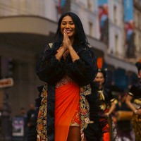 Baru pertama kali menyinden, Anggun mendukung penampilannya dengan gaya busana yang mencerminkan keindahan budaya Jawa tapi tetap kekinian. Maka outerwear bersiluet kimono yang dihiasi motif batik pun menjadi andalan penyanyi asal Indonesia yang berdomisili di Prancis ini. (Foto: Instagram/@joshosuna)