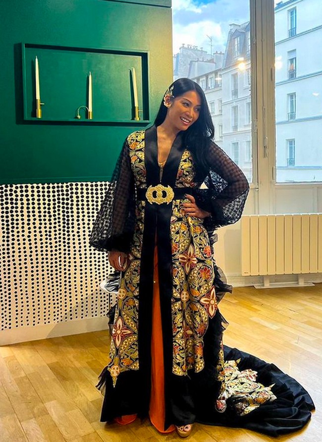 Motif yang menghiasi busana rancangan AnSoe tersebut berbentuk kawung berukuran besar dengan isenan bernuansa floral. Belt berbentuk kepala sabuk keemasan berukiran khas Jawa hadir sebagai pemanis. (Foto: Instagram/byansoe)