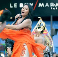 Aksinya sebagai pesinden dalam balutan busana ini sukses memukau para penonton yang memenuhi jalanan Rue de Rivoli. Juga melantunkan lagu Mimpi dan Snow on the Sahara, Anggun diiringi dengan gamelan dan 28 penari yang berasal dari Keraton Surakarta, Jawa Tengah. (Foto: Dok. Shopee)