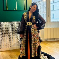 Motif yang menghiasi busana rancangan AnSoe tersebut berbentuk kawung berukuran besar dengan isenan bernuansa floral. Belt berbentuk kepala sabuk keemasan berukiran khas Jawa hadir sebagai pemanis. (Foto: Instagram/byansoe)