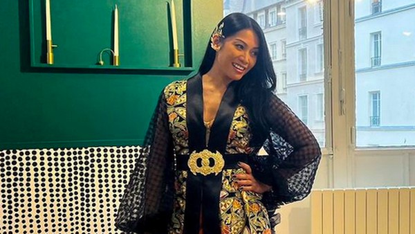 Foto: Gaya Anggun C Sasmi Nyinden di Jalanan Paris, Berbalut Kimono Batik