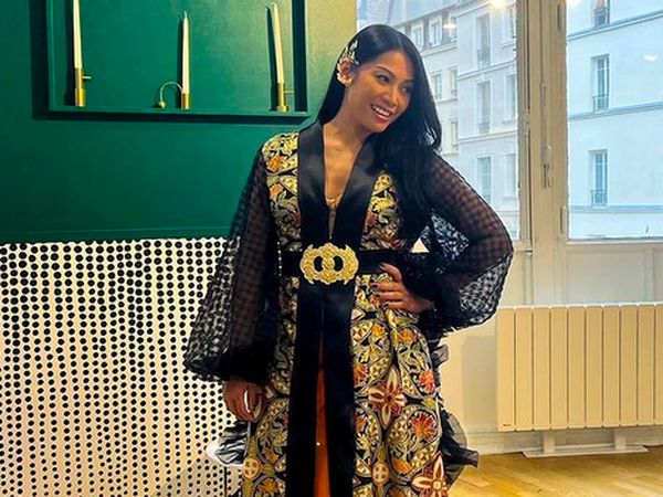 Foto: Gaya Anggun C Sasmi Nyinden di Jalanan Paris, Berbalut Kimono Batik