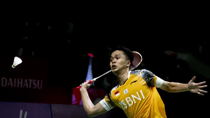 Pebulu tangkis tunggal putra Indonesia Anthony Sinisuka
Ginting mengembalikan kok ke arah lawannya pebulu tangkis tunggal putra Thailand Kunlavut Vitidsarn pada babak kualifikasi Daihatsu Indonesia Masters 2022 di Istora Senayan, Jakarta, Rabu (8/6/2022). Anthony Ginting menang dengan skor 16-21, 21-16 dan 21-18. ANTARA FOTO/Muhammad Adimaja/tom.