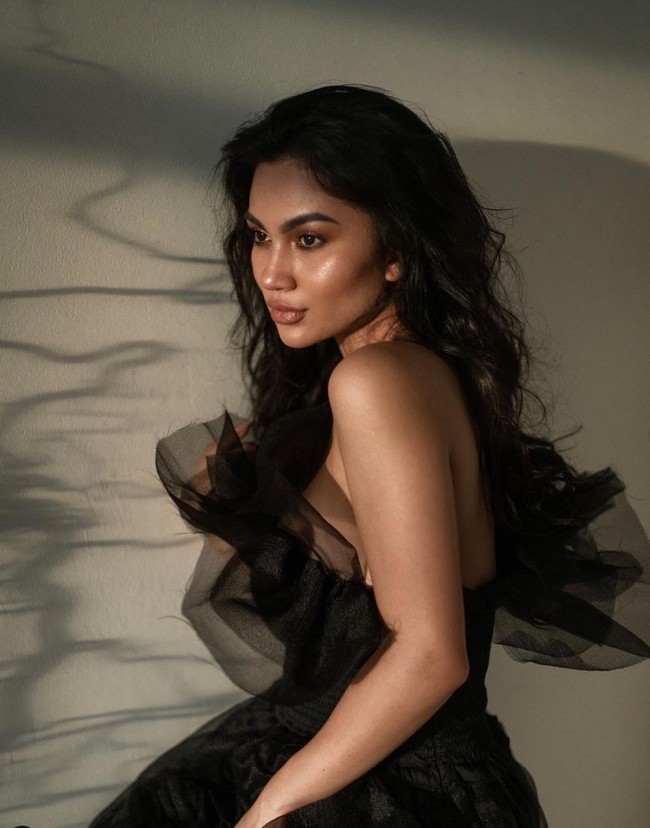 Ariel Tatum tampil cantik dan menawan dalam balutan gaun berwarna hitam. Rambut panjangnya tampak dibiarkan terurai dan sedikit berantakan. Foto: dok. Instagram/@arieltatum