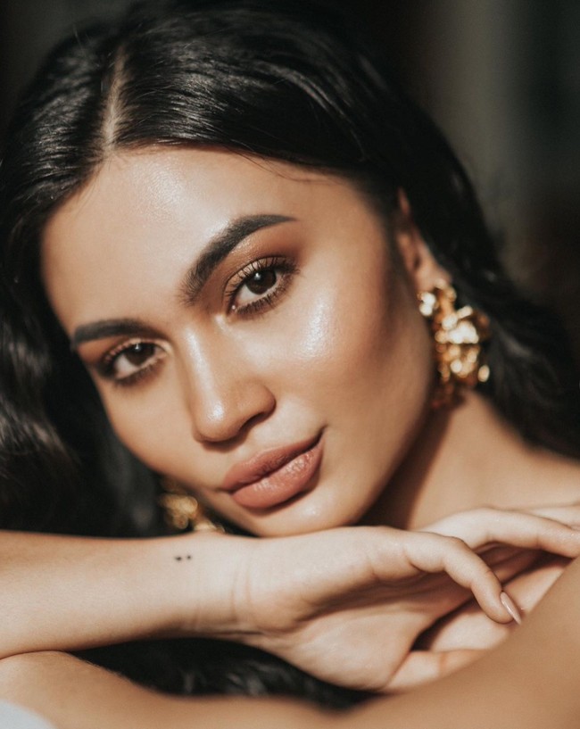 Ariel Tatum dikenal sebagai salah satu artis cantik dan juga berbakat. Pesonanya pun seringkali mencuri atensi, seperti dalam pemotretan terbaruunya yang satu ini. Foto: dok. Instagram/@arieltatum