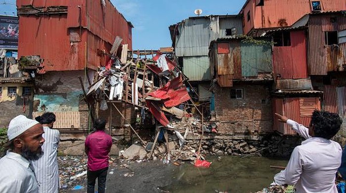 Bangunan Semi Permanen di India Ambruk, Belasan Warga Jadi Korban MUMBAI, INDIA - JUNE 9: Three storey building that collapsed last night at Maharashtra Nagar, Bandra (West) on June 9, 2022 in Mumbai, India. One person died and 18 others have been injured in incident. (Photo by Satish Bate/Hindustan Times via Getty Images)