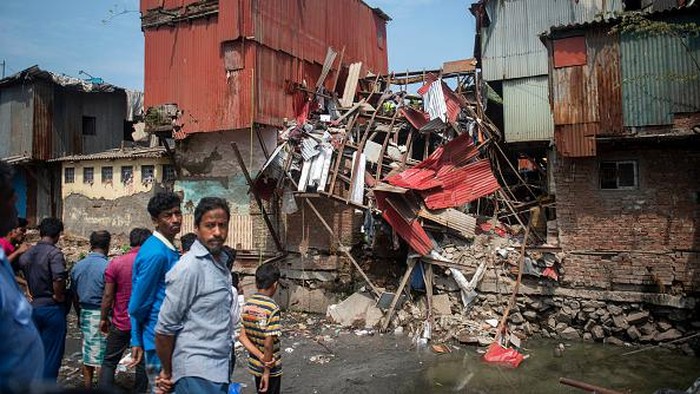 Bangunan Semi Permanen di India Ambruk, Belasan Warga Jadi Korban MUMBAI, INDIA - JUNE 9: Three storey building that collapsed last night at Maharashtra Nagar, Bandra (West) on June 9, 2022 in Mumbai, India. One person died and 18 others have been injured in incident. (Photo by Satish Bate/Hindustan Times via Getty Images)