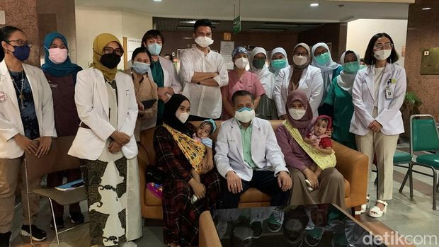Bayi kembar Zaina dan Zahira saat akan meninggalkan RSHS Bandung.