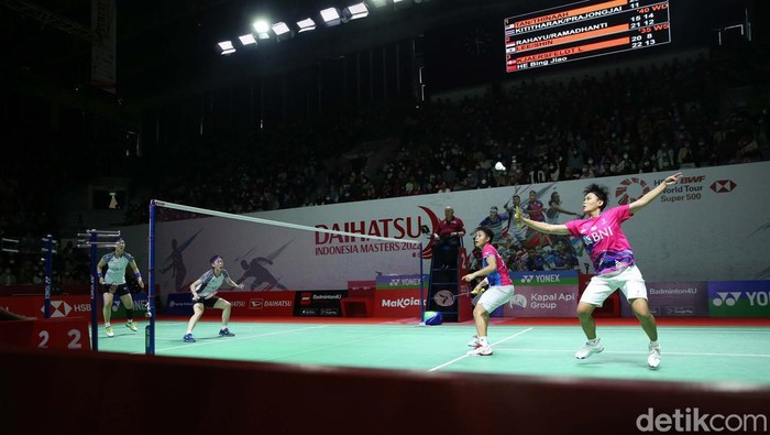 Apriyani Rahayu/Siti Fadia Silva Ramadhanti melaju ke Semifinal Indonesia Masters 2022. Mereka mengalahkan pasangan Lee So Hee/Shin Seung Chan.