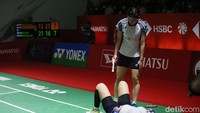 Pasangan Korsel itu menang 21-15 setelah Siti gagal kembalikan pukulan menyilang dari Shin.