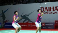 Gim kedua, Lee So Hee/Shin Seung Chan unggul duluan 2-0. Siti/Apri kemudian panas dan menutup interval gim kedua 11-7.