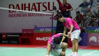 Selepas mengelap keringat, Lee So Hee/Shin Seung Chan tidak mau tertinggal lebih jauh. Namun gim ini berhasil dimenangi pasangan Indonesia 21-16.