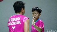 Gim ketiga langsung berjalan ketat, kedua pasangan terlihat belum kendur skor langsung ketat 3-3. Lee/Shin kemudian ambil kendali, unggul 5-3. Apriyani/Siti samakan skor 6-6. Selanjutnya skor terus ketat, 10-8 Siti/Apriyani terus raup poin dengan pukulan menyambar Siti yang sulit dikembalikan Shin. Interval di gim ketiga jadi milik Apriyani/Siti 11-9 setelah servis Lee yang gagal.