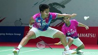 Selepas turun minum, Lee/Shin tancap gas berbalik unggul 12-11. Itu setelah rally panjang dan lucky ball dengan pukulan Lee yang masuk ke lapangan Apriyani/Siti setelah kena net. Skor terus ketat 13-13. Selanjutnya, 16-13 buat Apriyani/Siti setelah dua kali pukulan Lee keluar! 18-14 Buat pasangan Indonesia! Siti Fadia bergerak lincah di dekat net untuk cepat menuntaskan bola.