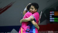Match point 20-14 buat Apriyani/Siti! Namun Lee/Shin masih terus mengejar. Akhirnya Apriyani/Siti mengunci kemenangan 21-16 setelah pukulan Shi kena net sendiri.