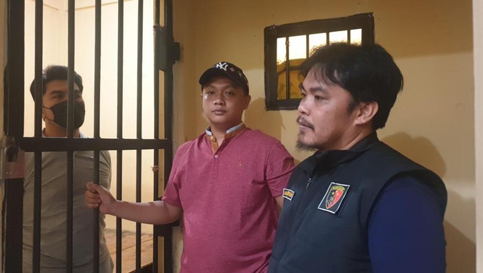 Beni Adiansyah (baju abu-abu) saat berada di tahanan Polres Bengkulu.