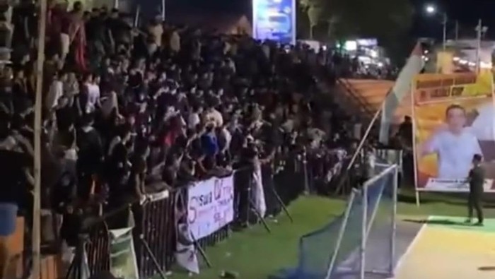Bentrokan suporter terjadi dalam turnamen futsal di Soppeng.
