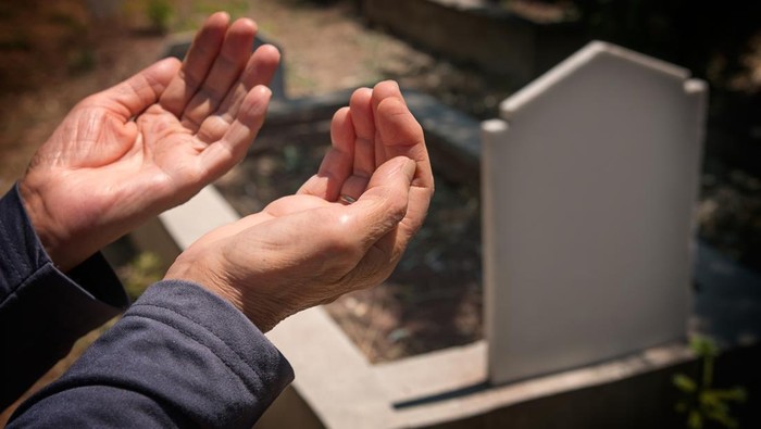 Berdoa di makam