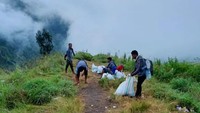 Pihak Taman Nasional Gunung Rinjani dan relawan melakukan pembersihan.