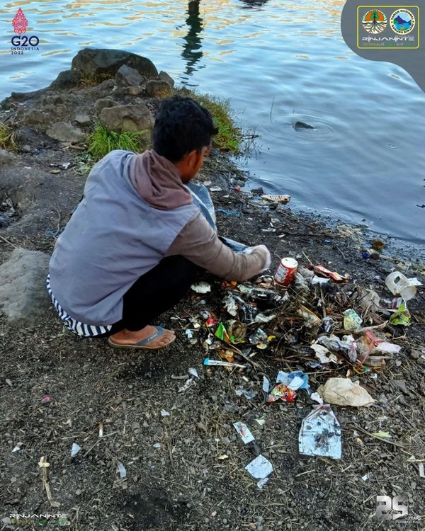 Padahal sebelumnya BTNGR telah mengeluarkan kebijakan akan memberikan sanksi bagi para pendaki yang kedapatan membuang sampah selama pendakian di Gunung Rinjani.