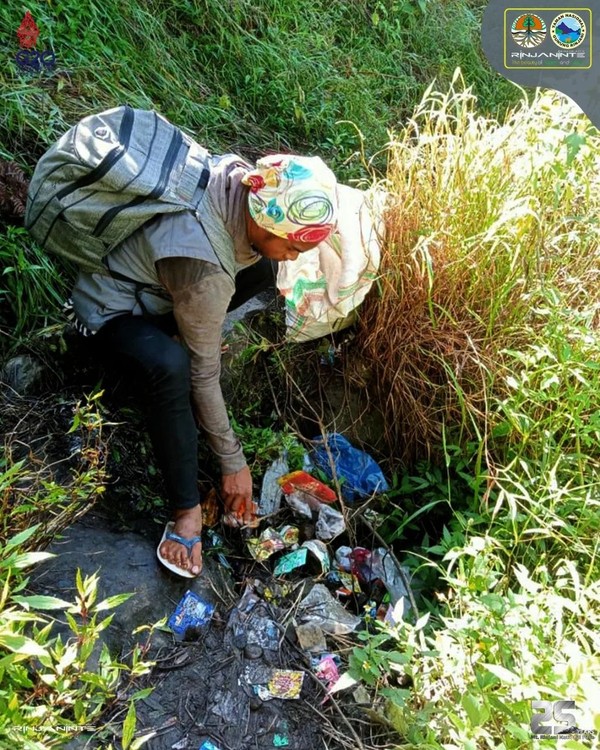 Program clean up dilakukan pada awal bulan Juni 2022 di seluruh jalur pendakian Gunung Rinjani, termasuk di area camping Danau Segara Anak.