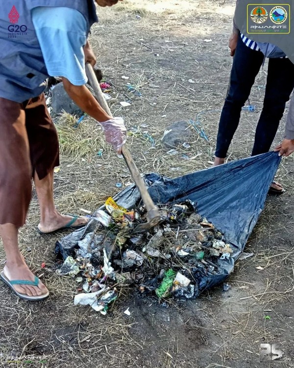 Ada berbagai macam jenis sampah, mulai dari botol, tisu serta plastic, dan sampah organik tercecer di beberapa titik lokasi kemping Danau Segara Anak dan titik pemberhentian lain.