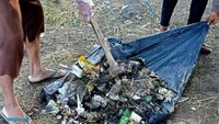 Ada berbagai macam jenis sampah, mulai dari botol, tisu serta plastic, dan sampah organik tercecer di beberapa titik lokasi kemping Danau Segara Anak dan titik pemberhentian lain.