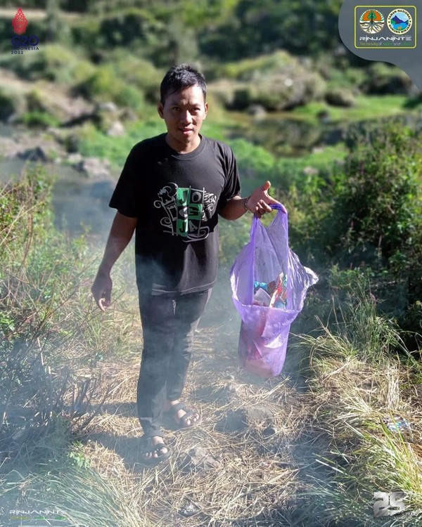 Kepala Balai Taman Nasional Gunung Rinjani (BTNGR) Dedy Asriady mengatakan baru mengetahui adanya tumpukan dan sampah yang tercecer di area camping Danau Segara Anak Gunung Rinjani. Ia langsung bergerak melakukan pembersihan. Kepala Balai Taman Nasional Gunung Rinjani (BTNGR) Dedy Asriady mengatakan baru mengetahui adanya tumpukan dan sampah yang tercecer di area camping Danau Segara Anak Gunung Rinjani. Ia langsung bergerak melakukan pembersihan.
