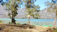 Salah satu pendaki asal Lombok Barat Khairul Fahmi (31), mengambil foto-foto sampah usai kemping selama dua hari di Danau Segara Anak pada tanggal 26-27 Mei.