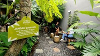 Tak hanya asyik untuk nongkrong dan foto-foto karena suasananya yang asri, kafe ini juga menawarkan beragam menu makanan dan minuman yang menarik untuk dicicipi.