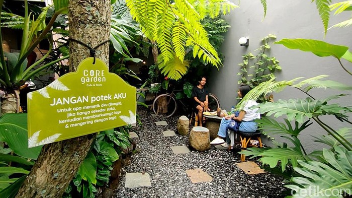 Menu iga bakar di kafe Core Garden yang ada di Garut ini bisa jadi pilihan menarik untuk makan siang. Perpaduan rasa pedas-gurih siap goyang lidah. Mau coba?